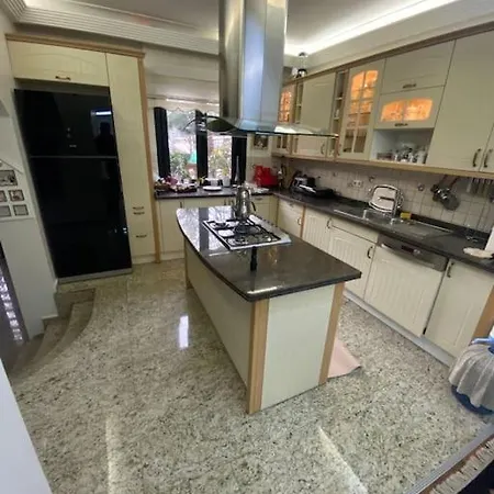 Bogaz'inda, Bahceli, 5 Katli Villa-500m2 Istanbul